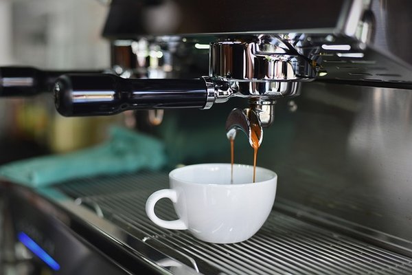 Machine à café Tassimo ou Senseo qui ne coule pas : Nos conseils pour bien la réparer