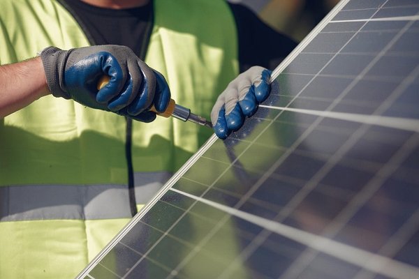 Comment entretenir les panneaux solaires pour optimiser la performance ?