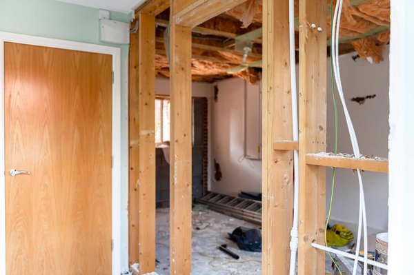 Comment réaliser une extension de maison conforme aux règles d'urbanisme ?